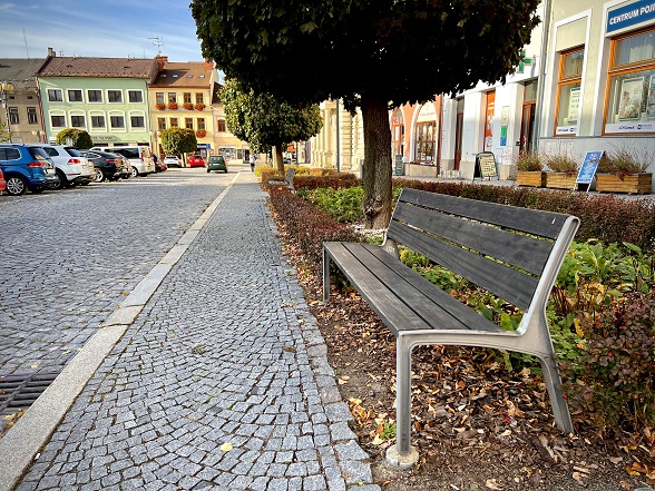 Odpočinkové lavičky s opěradly uvnitř města