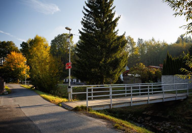 Označení Ostrovského a Třešňovského potoka a mostů/mostků